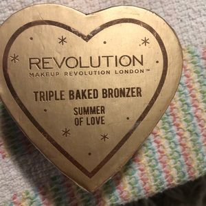 Revolution bronzer